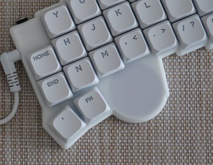 右手側に搭載した Cirque Trackpad