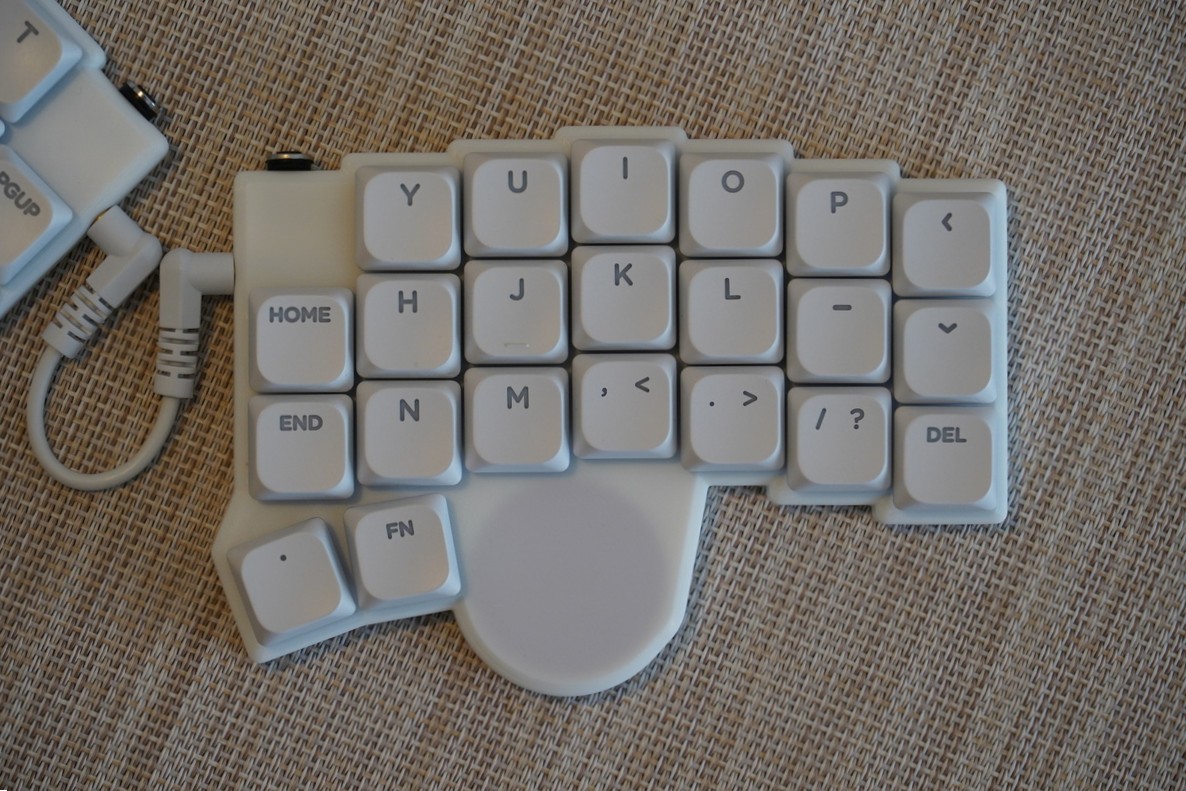 右手側に搭載した Cirque Trackpad